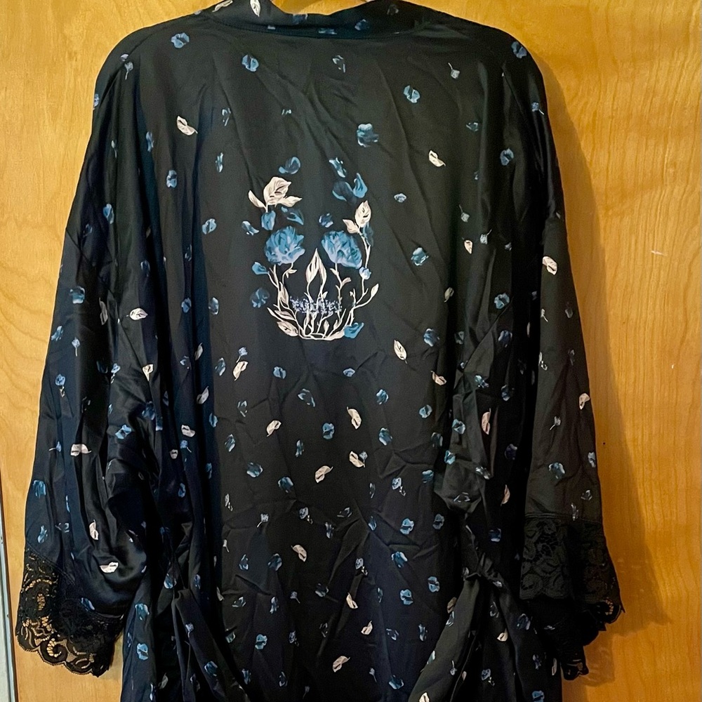Torrid Black and Blue Floral Women's Robe - Picture 2 of 3
